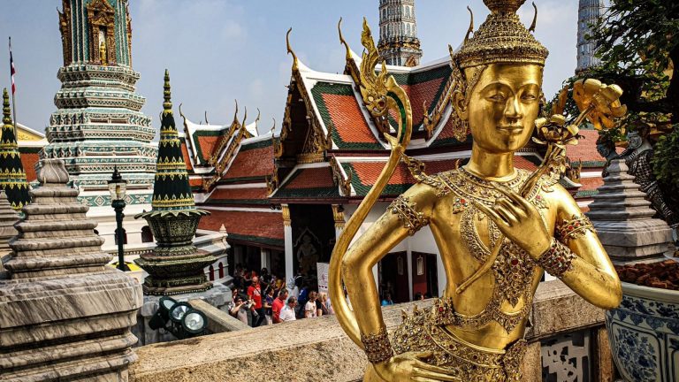 Bankok Royal Palace: Wat Phra Kaew gouden beelden met tempel achtergrond