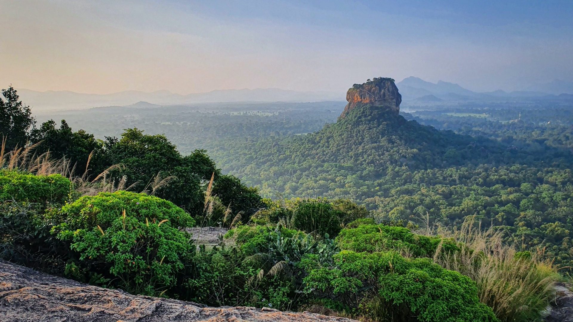 Sigiriya Pidurangala Rock uitzicht Lions Rock liggend