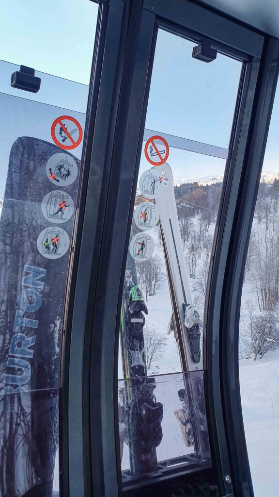 Wintersport 2023 | liften | cabinelift skis buiten