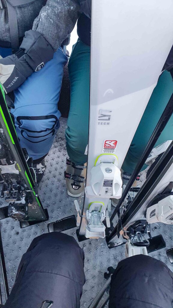 Wintersport 2023 | liften | cabinelift skis binnen