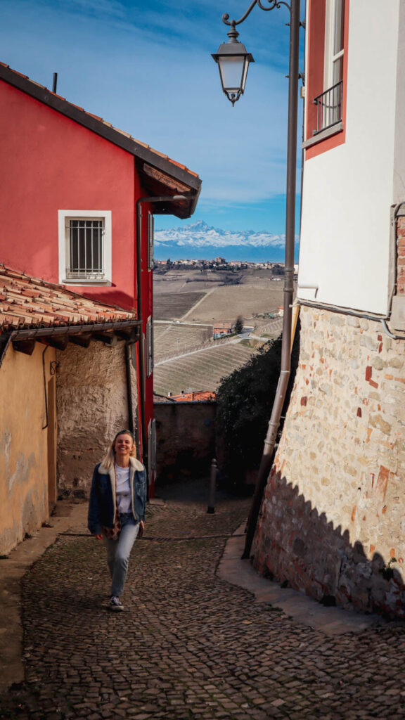 Mooie straatjes in Monforte d Alba met uitzicht over Alpen