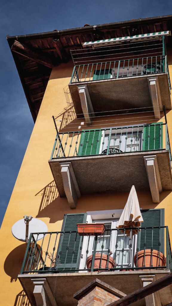 Details gekleurde huizen in Monforte d'Alba