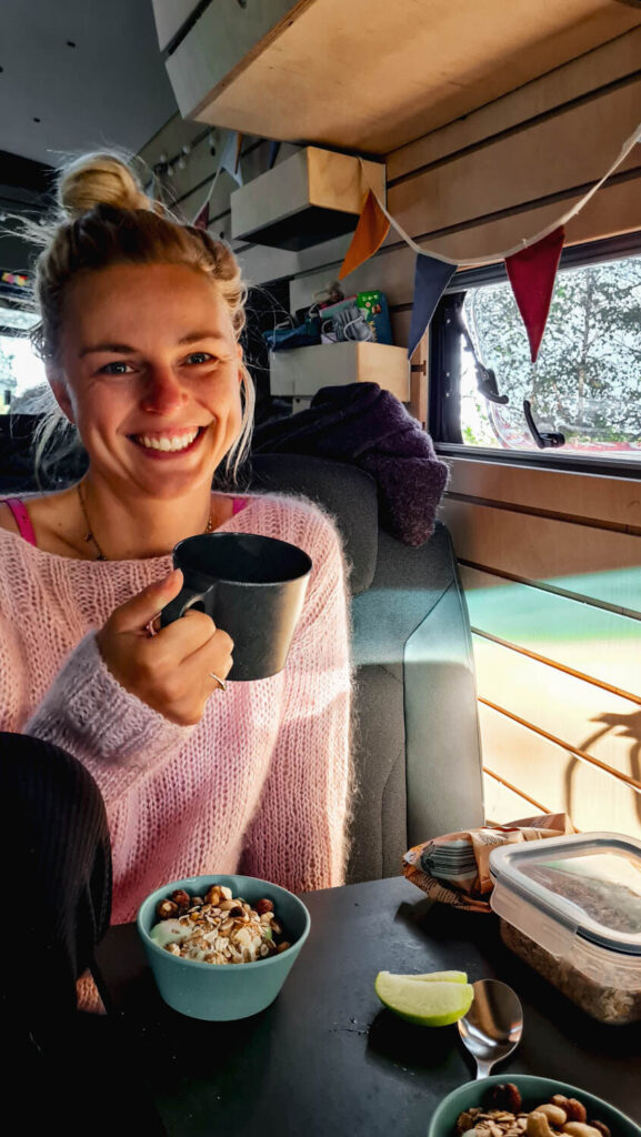 Koffie drinken in Polarsteps 'The Beast' campervan