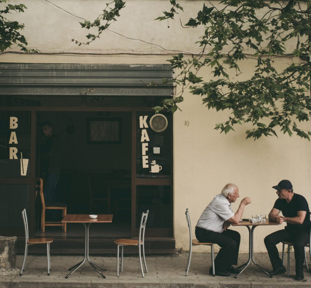 Albanië | koffie drinken | Photo by Juri Gianfrancesco on Unsplash