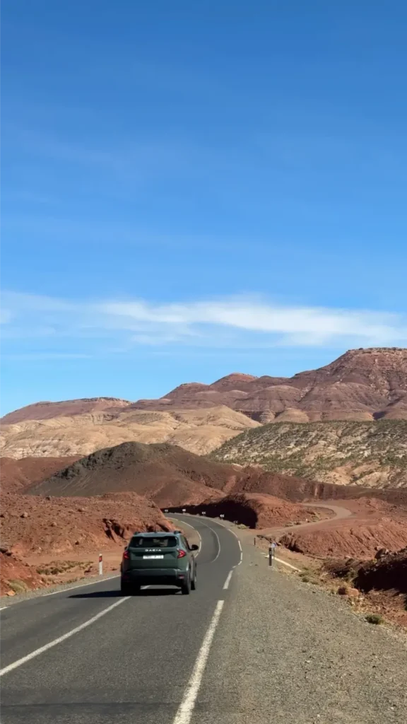 SUV door Atlasgebergte | Roadtrip Marokko