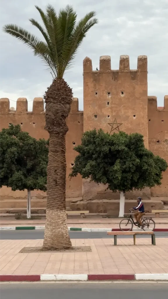 Stadsmuur Taroudant met fietser | Marokko