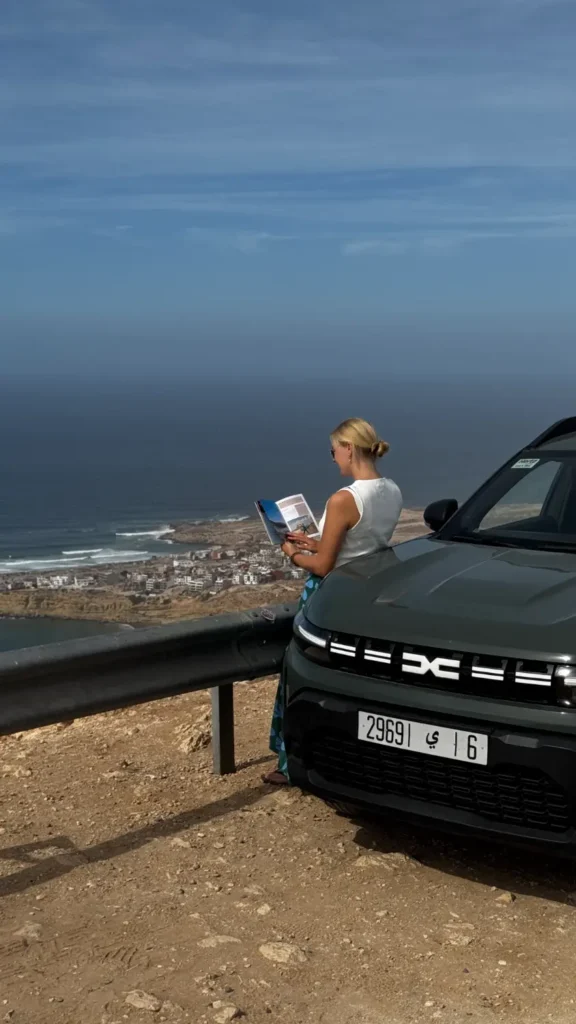 Lisa met auto en uitzicht over Imsouane