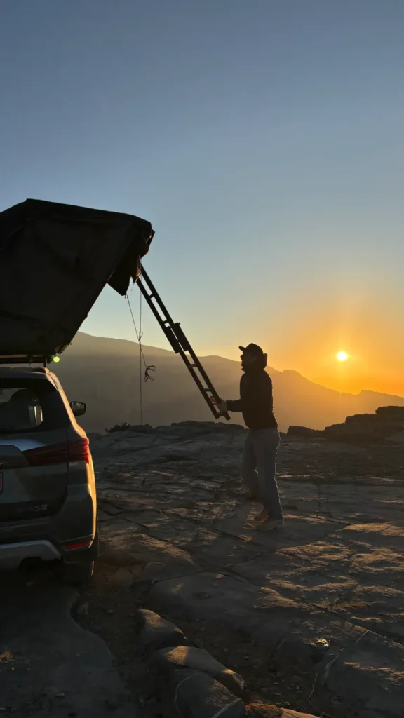 Reisstel.nl | Wildkamperen in Oman met 4×4 en daktent: onze ervaring & praktische tips Daktent in- en uitklappen | Oman wildkamperen