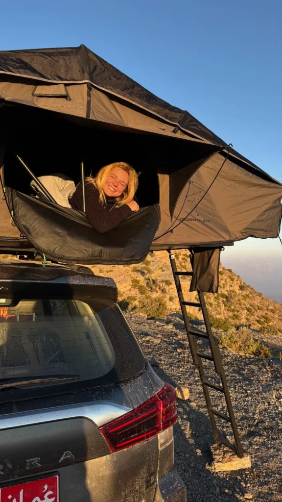 Reisstel.nl | Wildkamperen in Oman met 4×4 en daktent: onze ervaring & praktische tips Wildkamperen Oman | wakker worden vanuit de daktent
