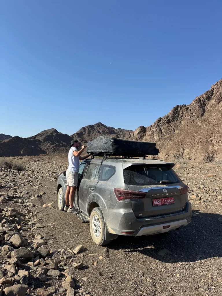 Reisstel.nl | Wildkamperen in Oman met 4×4 en daktent: onze ervaring & praktische tips Daktent opbergen | Oman