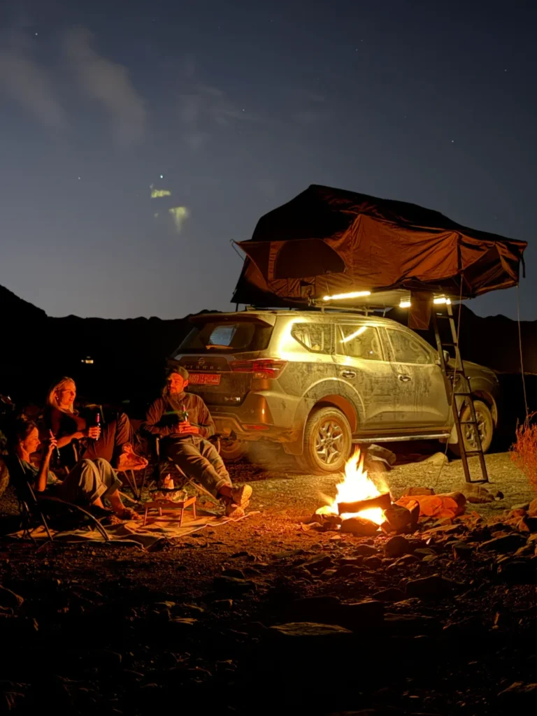 Reisstel.nl | Wildkamperen in Oman met 4×4 en daktent: onze ervaring & praktische tips Wildkamperen Oman | kampvuur