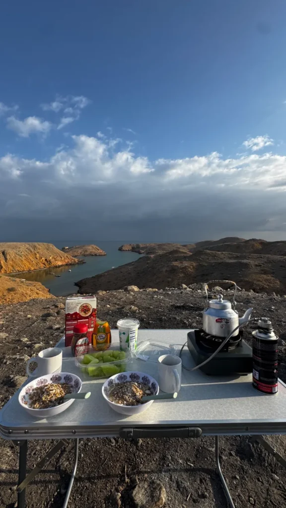 Reisstel.nl | Wildkamperen in Oman met 4×4 en daktent: onze ervaring & praktische tips Ontbijtuitrusting | kampeerspullen Oman