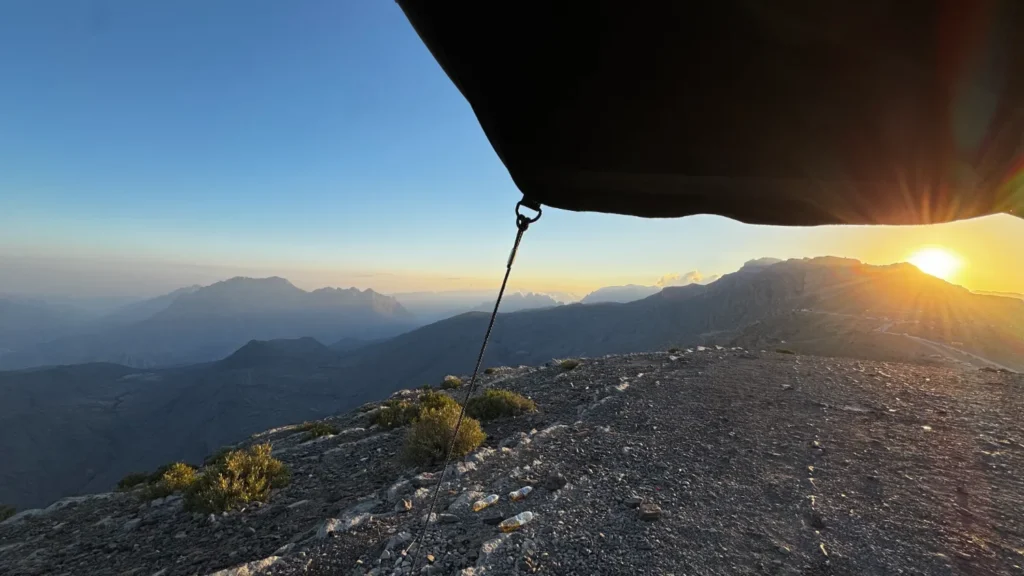 Reisstel.nl | Wildkamperen in Oman met 4×4 en daktent: onze ervaring & praktische tips Uitzicht vanuit de daktent in Oman