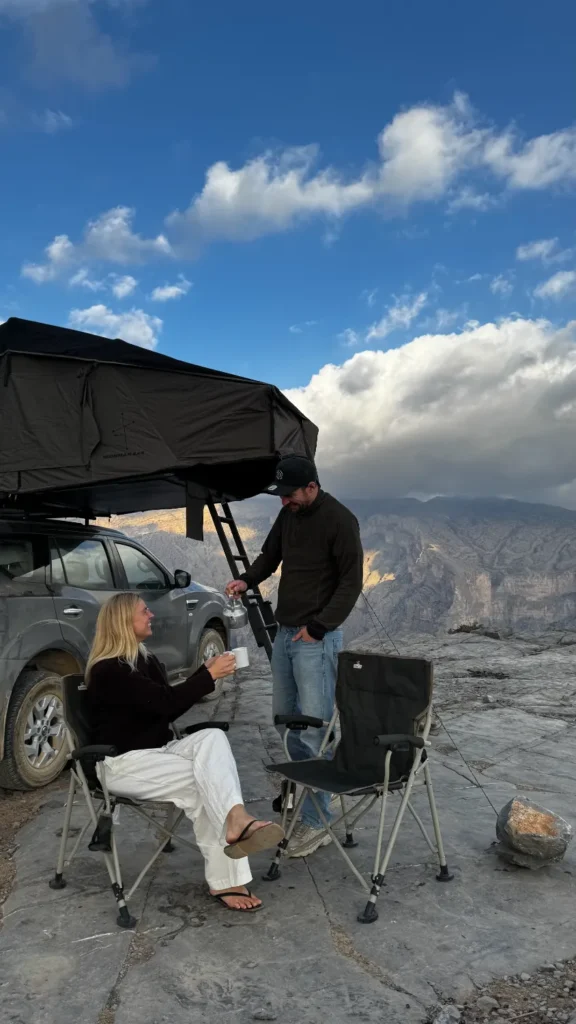 Reisstel.nl | Wildkamperen in Oman met 4×4 en daktent: onze ervaring & praktische tips Koffie zetten 4x4 m4t daktent