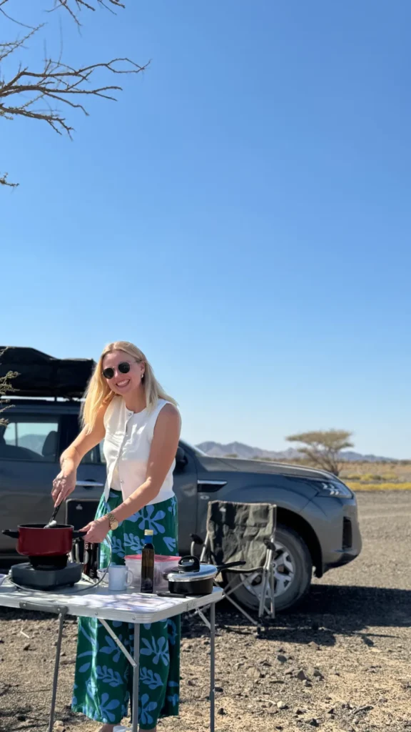 Reisstel.nl | Wildkamperen in Oman met 4×4 en daktent: onze ervaring & praktische tips Lisa koken Oman 4x4 met daktent