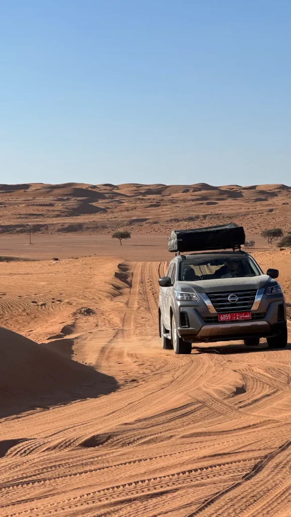 Reisstel.nl | Wildkamperen in Oman met 4×4 en daktent: onze ervaring & praktische tips Rijden door de woestijn Oman met 4x4 en daktent