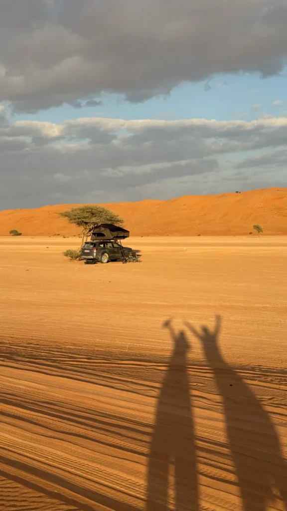 Reisstel.nl | Wildkamperen in Oman met 4×4 en daktent: onze ervaring & praktische tips Slaapplek in de woestijn
