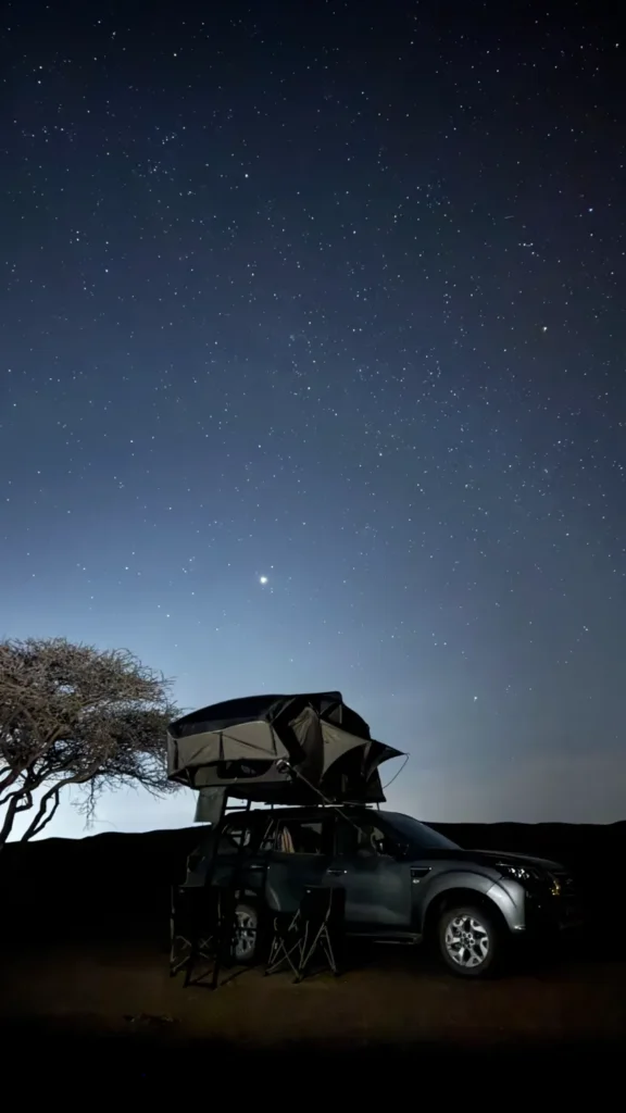 Reisstel.nl | Wildkamperen in Oman met 4×4 en daktent: onze ervaring & praktische tips Oman met 4x4 en daktent | slapen in de woestijn