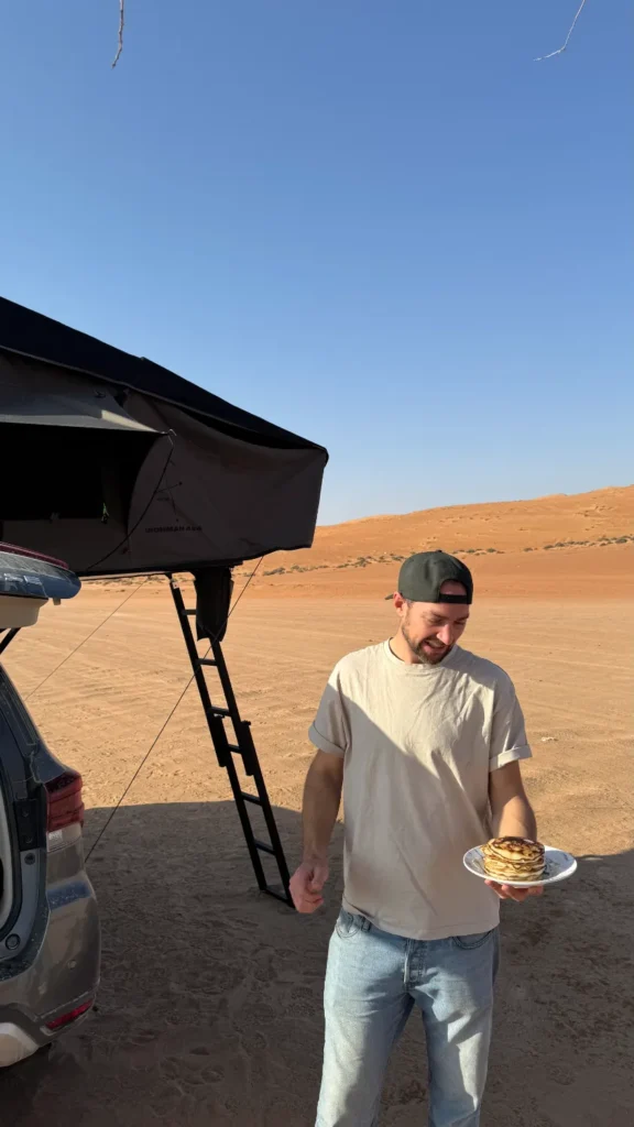 Reisstel.nl | Wildkamperen in Oman met 4×4 en daktent: onze ervaring & praktische tips Pannenkoeken maken in de woestijn in Oman