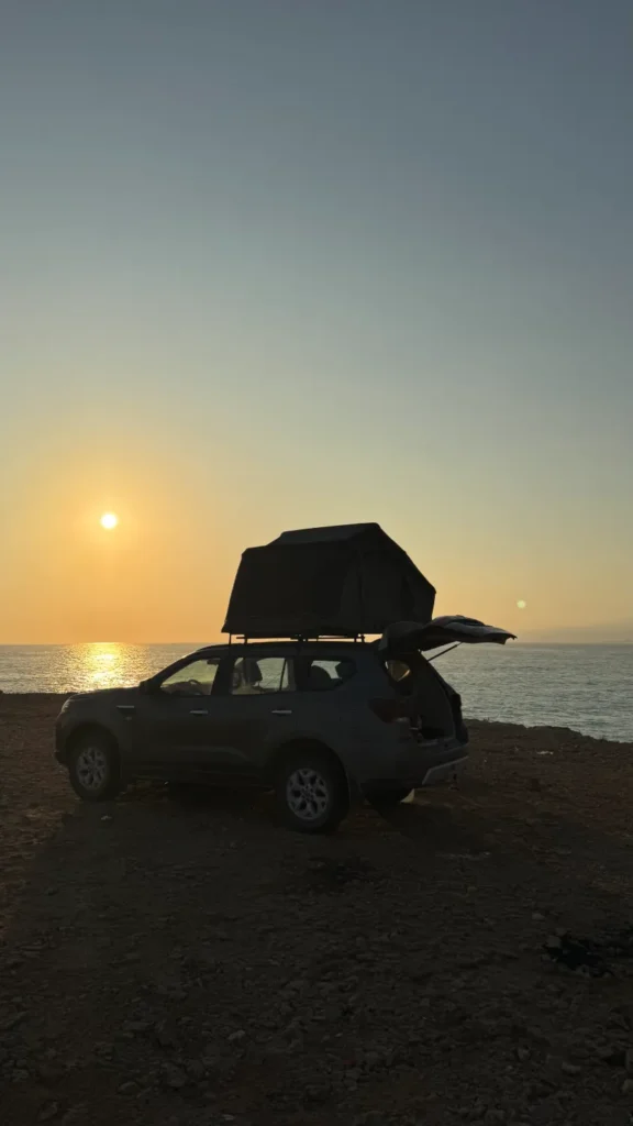 Reisstel.nl | Wildkamperen in Oman met 4×4 en daktent: onze ervaring & praktische tips Wildkamperen Oman aan de kust