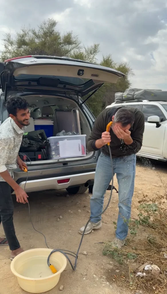 Reisstel.nl | Wildkamperen in Oman met 4×4 en daktent: onze ervaring & praktische tips Verhuur 4x4 met daktent | douche uittesten