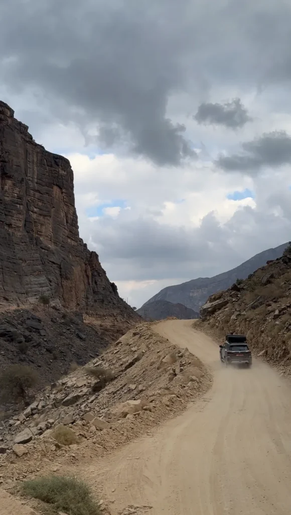 Reisstel.nl | Wildkamperen in Oman met 4×4 en daktent: onze ervaring & praktische tips Rijden door de bergen Oman offroad met 4x4 en daktent