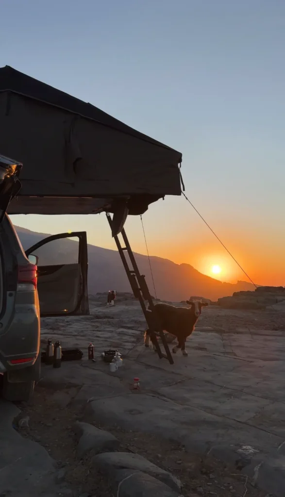 Reisstel.nl | Wildkamperen in Oman met 4×4 en daktent: onze ervaring & praktische tips Oman wildkamperen | wakker worden bij Jebel Shams