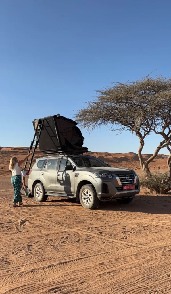 Reisstel.nl | Wildkamperen in Oman met 4×4 en daktent: onze ervaring & praktische tips Daktent opklappen in de woestijn in Oman