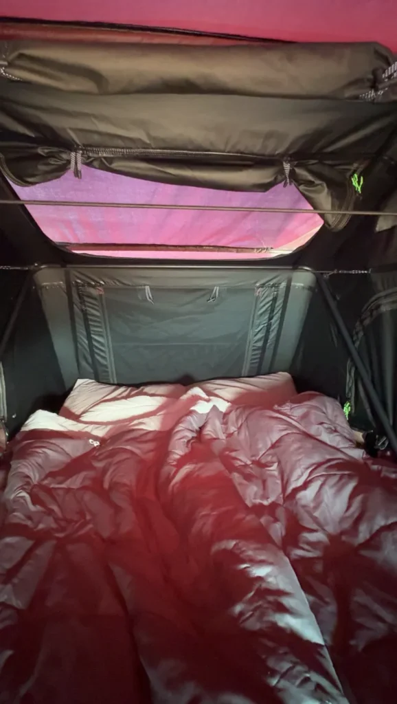 Reisstel.nl | Wildkamperen in Oman met 4×4 en daktent: onze ervaring & praktische tips 4x4 met daktent | daktent van binnen