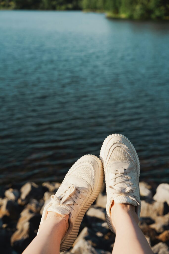 Reisstel.nl | Welke schoenen neem je mee op reis? (En waarom dat altijd discussie oplevert) Schoenen op reis | nellie adamyan via unsplash